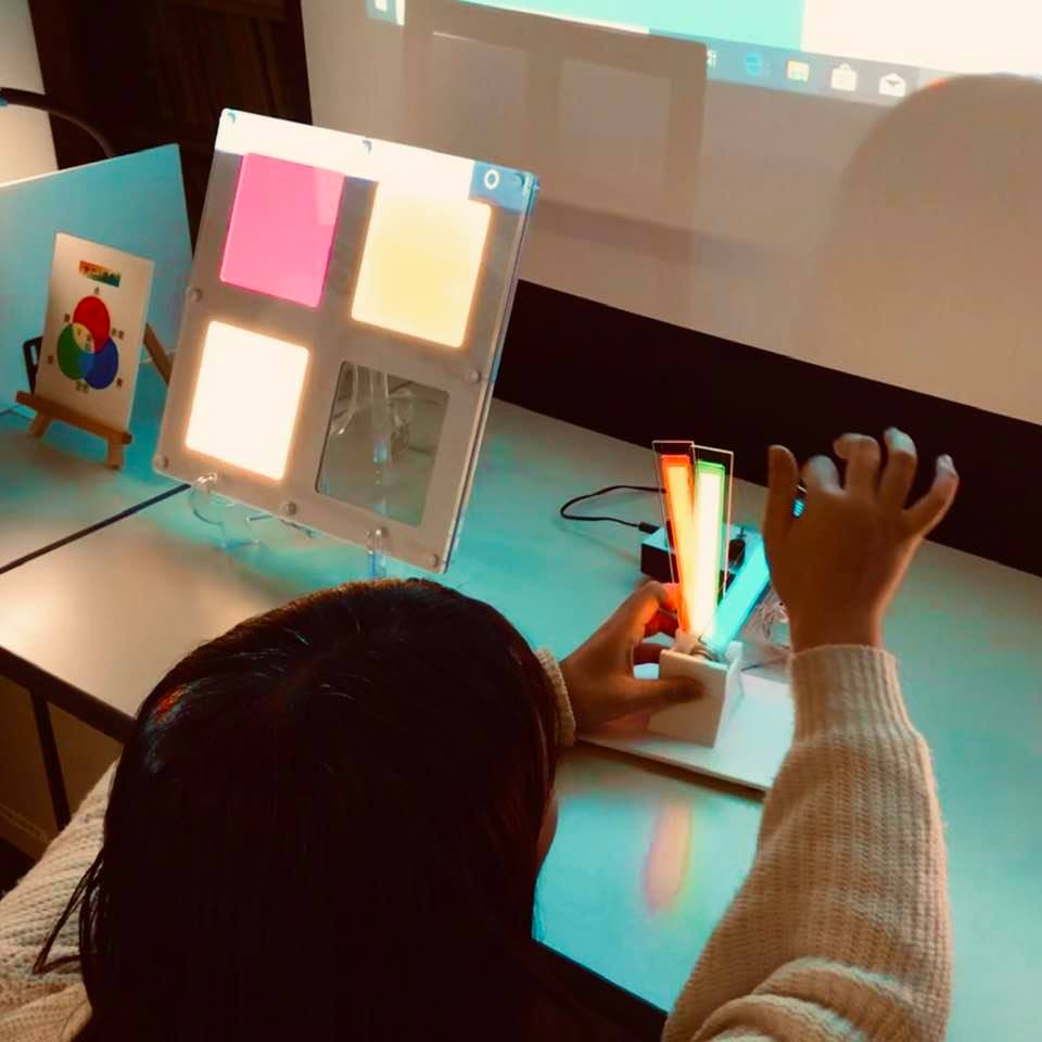 有機EL照明体験学習02.jpg